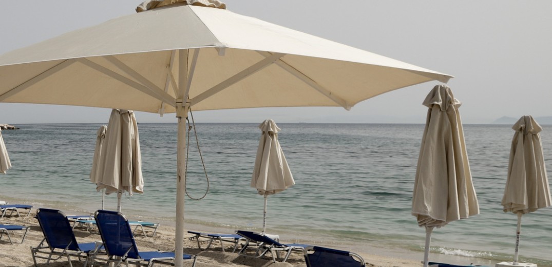 Χαλκιδική: Παραβάσεις, αυξήσεις τιμών  και αναμονή για άδειες στα beach bar