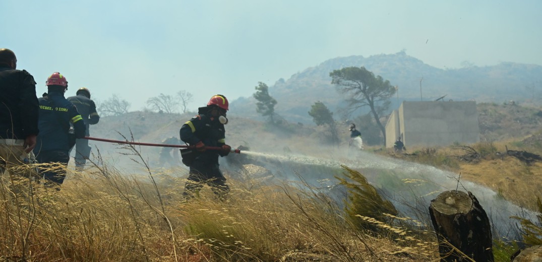 Meteo: Ο καπνός από τη φωτιά στην Κερατέα προσεγγίζει την Κρήτη (δορυφορική εικόνα)