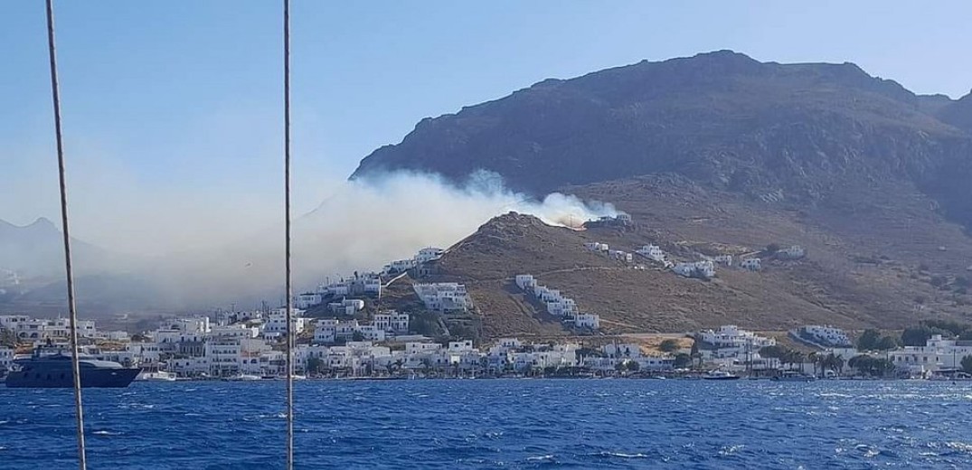 Σε εξέλιξη πυρκαγιά στη Σέριφο: Μήνυμα του 112 για απομάκρυνση των κατοίκων