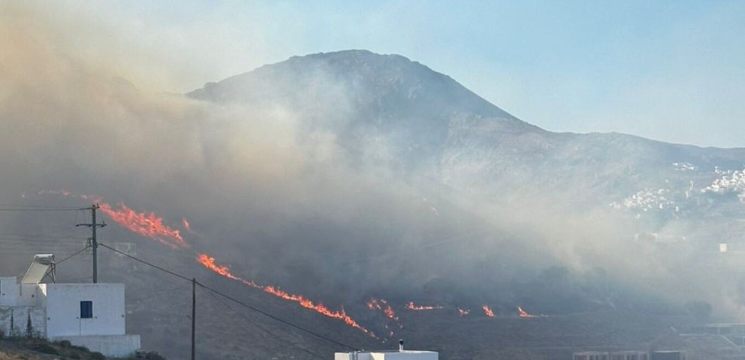 Μαίνεται η φωτιά στη Σέριφο: Μήνυμα από το «112» για απομάκρυνση από οκτώ περιοχές συνολικά