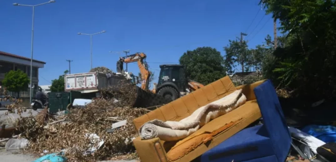 Αυτοσχέδιες χωματερές, βραδυφλεγείς βόμβες σε όλη τη Χαλκιδική - Πέταξαν ακόμη και καναπέ μέσα σε δάσος