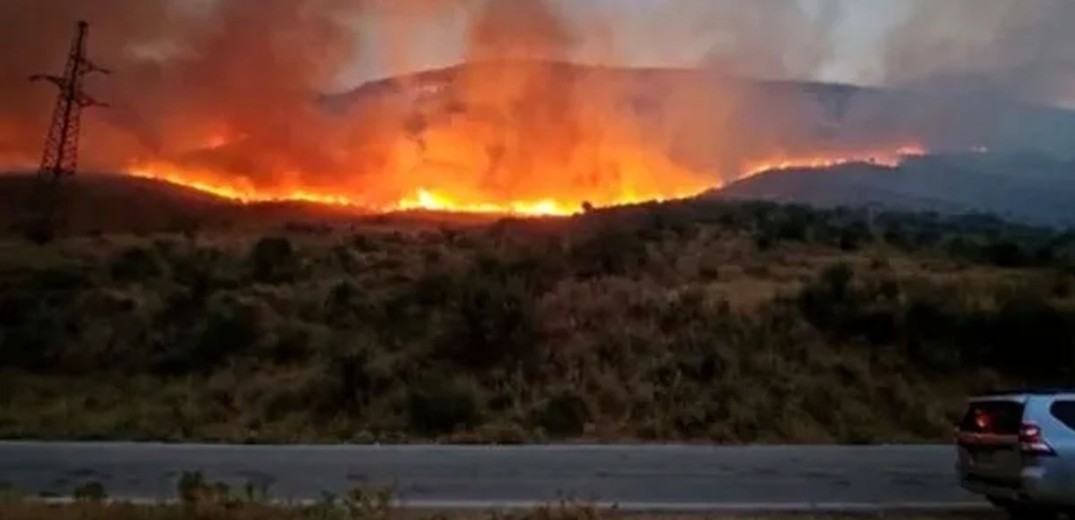 Φωτιά στο Λαύριο: Ήχησε το 112 - Eπίγειες και εναέριες δυνάμεις στο σημείο