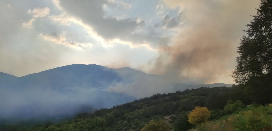 Θρίλερ στο Φαλακρό όρος: Επιχείρηση απεγκλωβισμού δεκάδων πυροσβεστών της ΕΜΟΔΕ