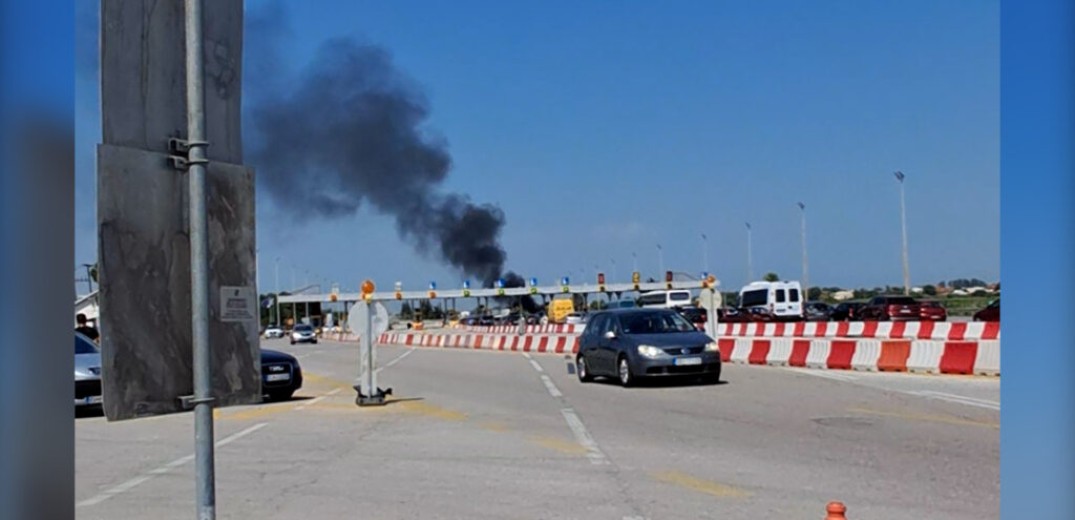 Θεσσαλονίκη: Αυτοκίνητο πήρε φωτιά στα διόδια των Μαλγάρων