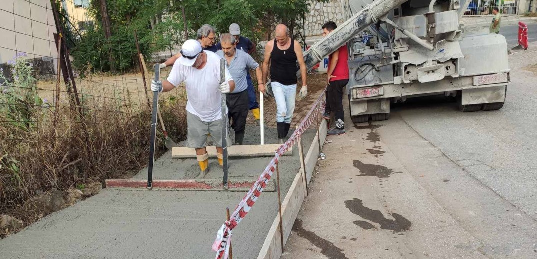 Δήμος Θεσσαλονίκης: Κατασκευάστηκε πεζοδρόμιο στο Θέατρο Γης για την καλύτερη μετακίνηση των θεατών (φωτ.)