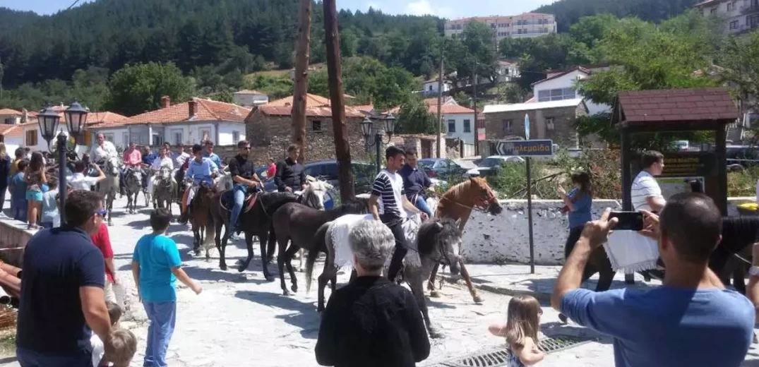 Το έθιμο του Άγιου Παντελεήμονα στην Κοζάνη: Καβαλάρηδες κατέκλυσαν τους δρόμους με τα άλογά τους