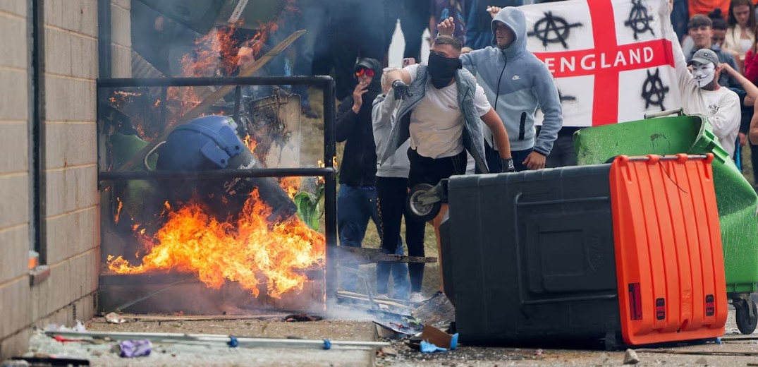 Ταραχές στη Βρετανία: Η κυβέρνηση κινητοποιεί αστυνομικούς και εξασφαλίζει διαθέσιμες θέσεις στις φυλακές