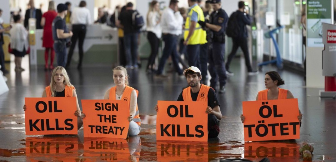 Δεκάδες άνθρωποι διαδήλωσαν μέσα και έξω από αεροδρόμια της Ευρώπης για τα ορυκτά καύσιμα (βίντεο, φωτ.)