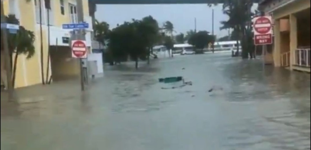 Άρχισε να σαρώνει τη Φλόριντα ο κυκλώνας Ντέμπι - Χιλιάδες σπίτια χωρίς ηλεκτρικό ρεύμα (βίντεο)