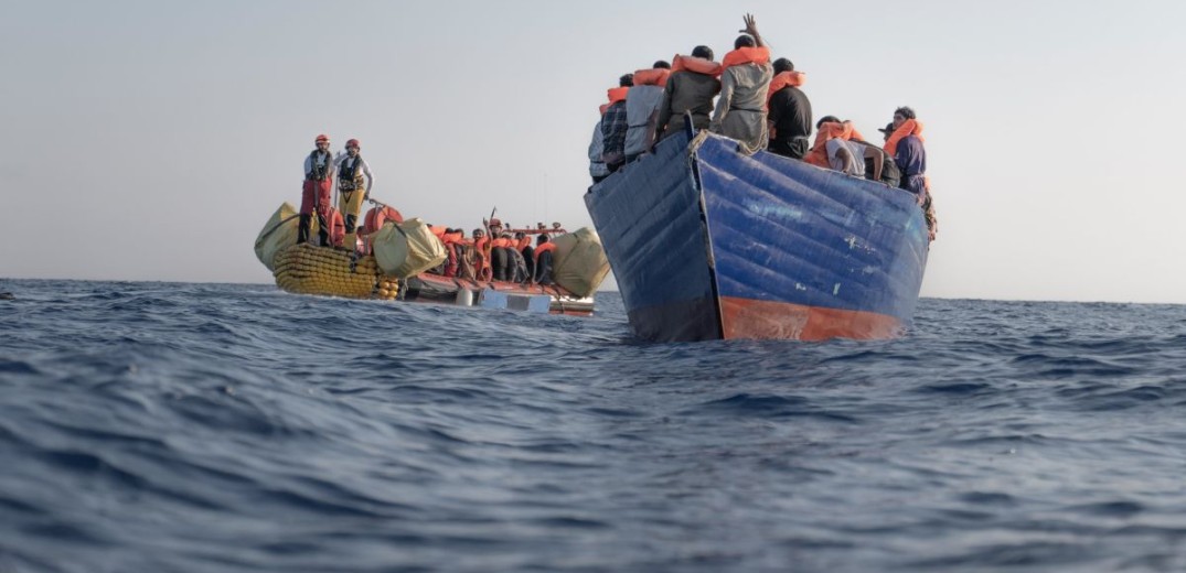 Νέα επιχείρηση διάσωσης μεταναστών από το πλοίο-ασθενοφόρο Ocean Viking ανοικτά της Λιβύης (βίντεο, φωτ.)