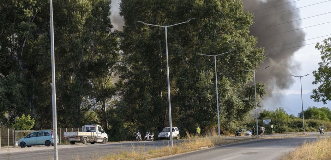 Πυρκαγιά στον Σταθμό Μεταφόρτωσης Απορριμμάτων στα Τρίκαλα - Ακούγονται εκρήξεις (βίντεο)