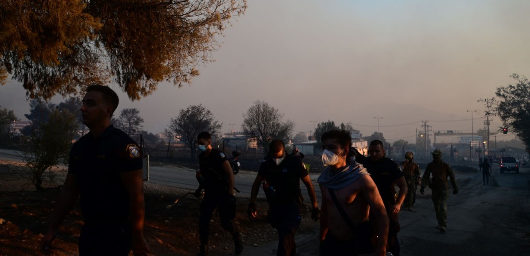 Νέες εστίες φωτιάς ξεπηδούν στην Αττική - Εξαιρετική δύσκολη η κατάσταση - Η τελευταία ενημέρωση της πυροσβεστικής (βίντεο, φωτ.)