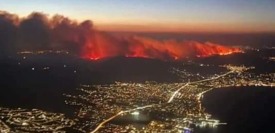 Το πύρινο μέτωπο στην Αττική από ψηλά: Εικόνες και βίντεο αποτυπώνουν το μέγεθος της καταστροφής