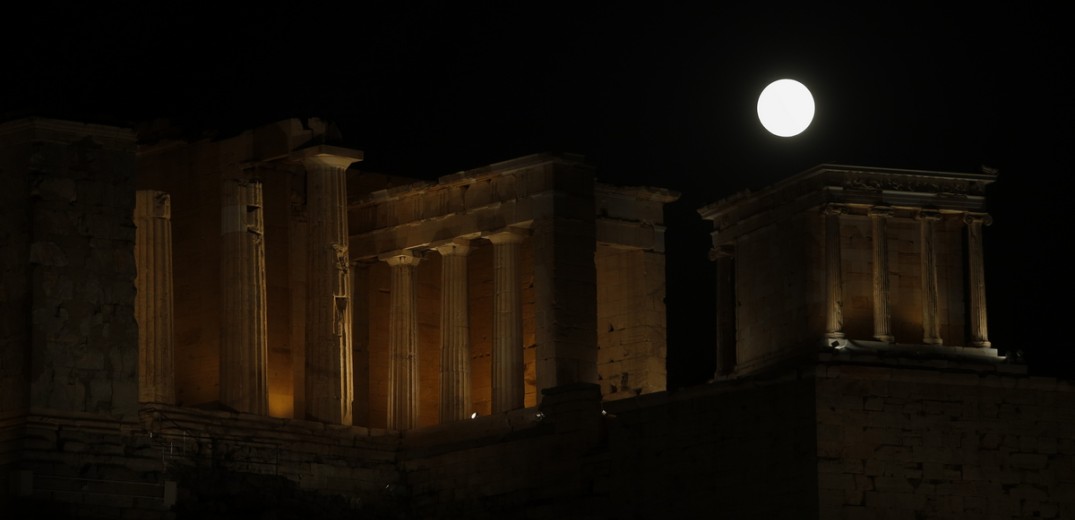 Αυγουστιάτικη Πανσέληνος: Καθηλωτικές εικόνες από το «φεγγάρι του οξύρυγχου»