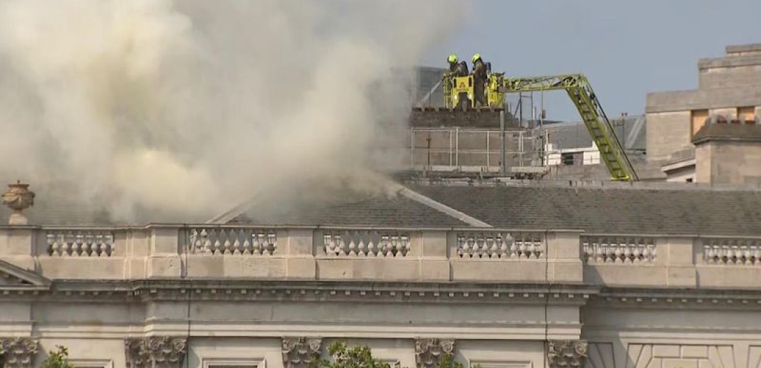 Λονδίνο: Φωτιά ξέσπασε στη στέγη του Somerset House