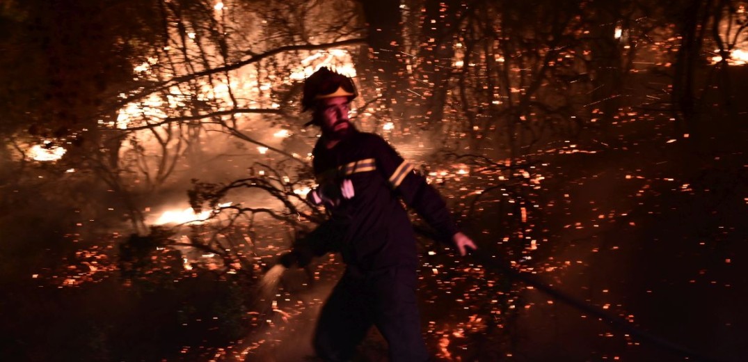 Νύχτα εφιάλτης η αποψινή στον Βαρνάβα Αττικής - Μάχη με τις φλόγες για να σωθούν οι οικισμοί - Συνεχείς εκκενώσεις (βίντεο, φωτ.)