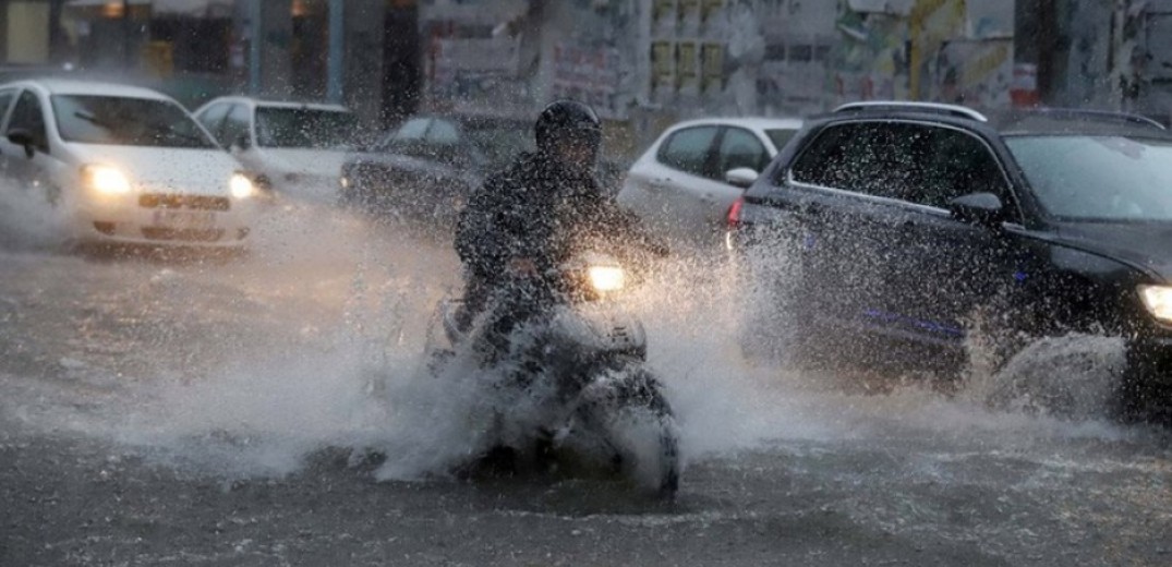 Μεγάλο όγκο νερού και ισχυρούς ανέμους σε Θεσσαλονίκη και Χαλκιδική φέρνει η κακοκαιρία «Atena» - Ποιες περιοχές κινδυνεύουν