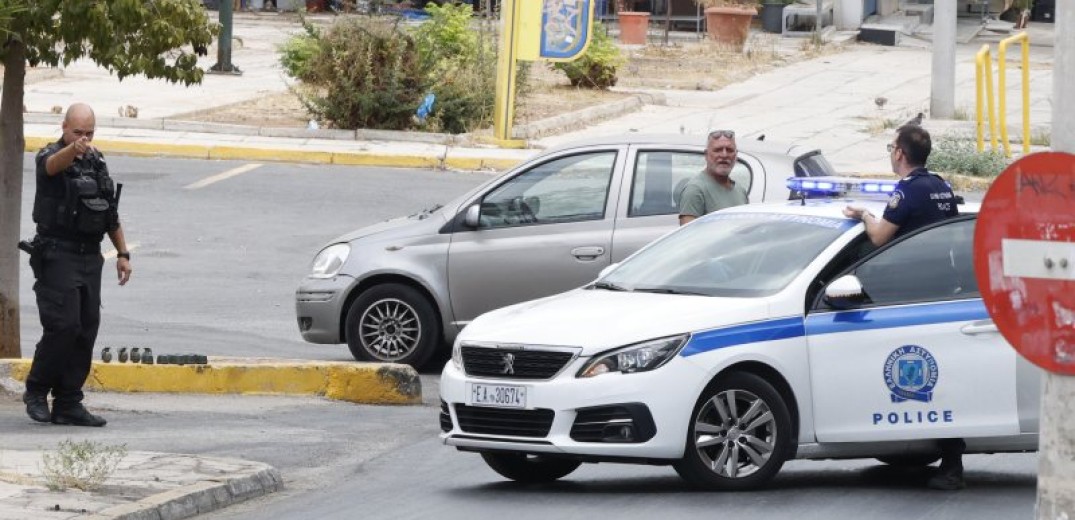 Παραδόθηκε ένας από τους δύο που πέταξαν τσαντάκι με χειροβομβίδες σε καταδίωξη αστυνομικών