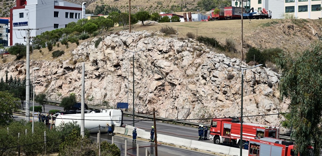 Εκκενώνεται η δομή του Σχιστού για προληπτικούς λόγους, μετά από ανατροπή βυτιοφόρου που μετέφερε υγραέριο (φωτ.)