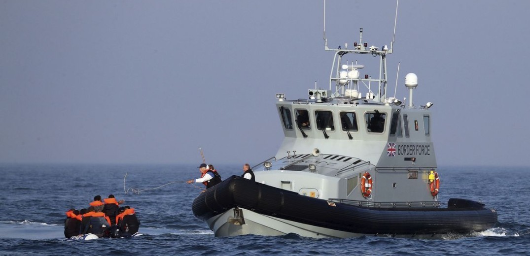 Αλβανία: Οι πρώτοι παράτυποι μετανάστες που συνελήφθησαν στα ιταλικά ύδατα έφτασαν σε αλβανικό λιμάνι