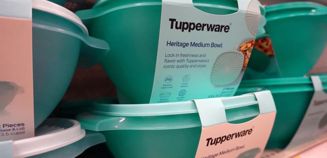 Tupperware: Η εταιρεία με τα θρυλικά τάπερ αναμένεται να κηρύξει πτώχευση - Την «πνίγουν» τα χρέη