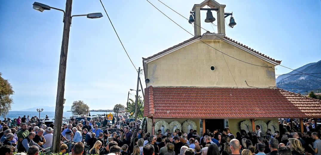 Ξυλόκαστρο: Σε κλίμα οδύνης οι κηδείες των δύο φίλων που εγκλωβίστηκαν στη φωτιά (βίντεο, φωτ.)