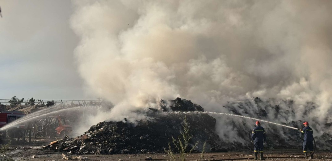 Θεσσαλονίκη: Μεγάλη φωτιά σε εταιρία ανακύκλωσης στη Σίνδο - Και το 2018 είχε παραδοθεί στις φλόγες (βίντεο)