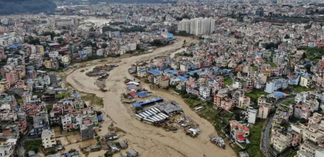 Περισσότεροι από 100 νεκροί και 64 αγνοούμενοι εξαιτίας πλημμυρών και κατολισθήσεων στο Νεπάλ