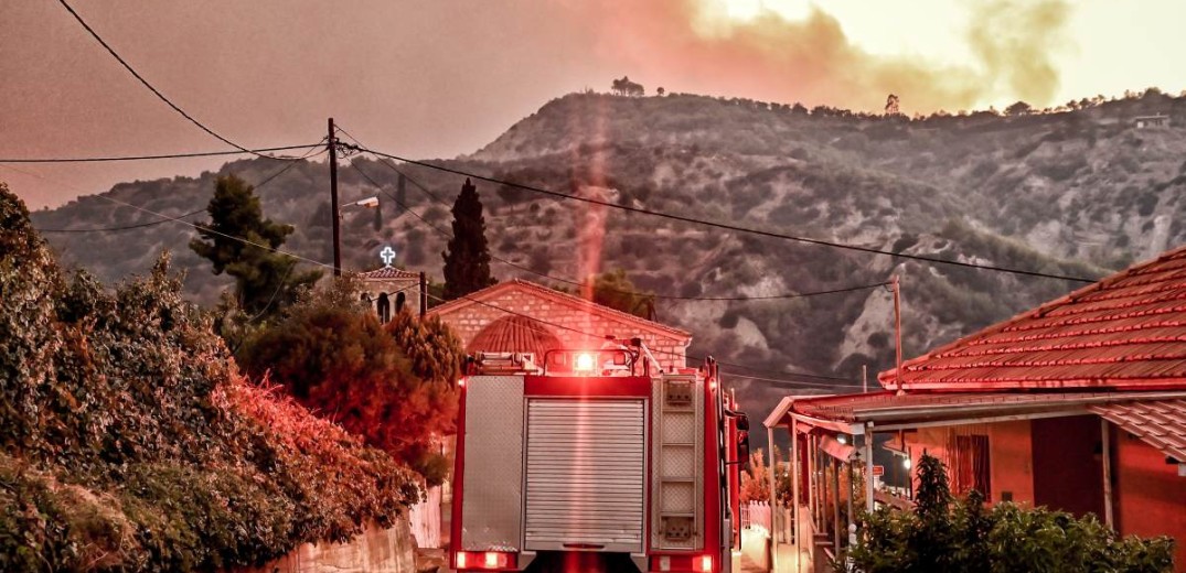 Φωτιά στο Ξυλόκαστρο: Μάχη με τις φλόγες για τρίτη ημέρα - Εκκενώνονται τα Σοφιανά, άνοιξε η Αθηνών-Πατρών (βίντεο)