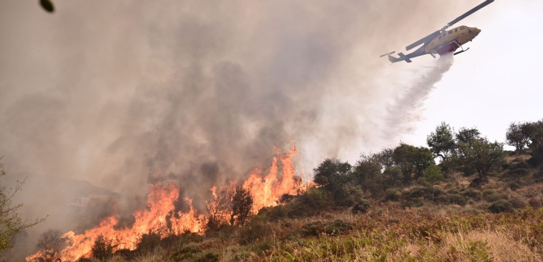 Σε ύφεση η φωτιά στο Ξυλόκαστρο Κορινθίας  - Εξακολουθούν να επιχειρούν ισχυρές επίγειες και εναέριες δυνάμεις