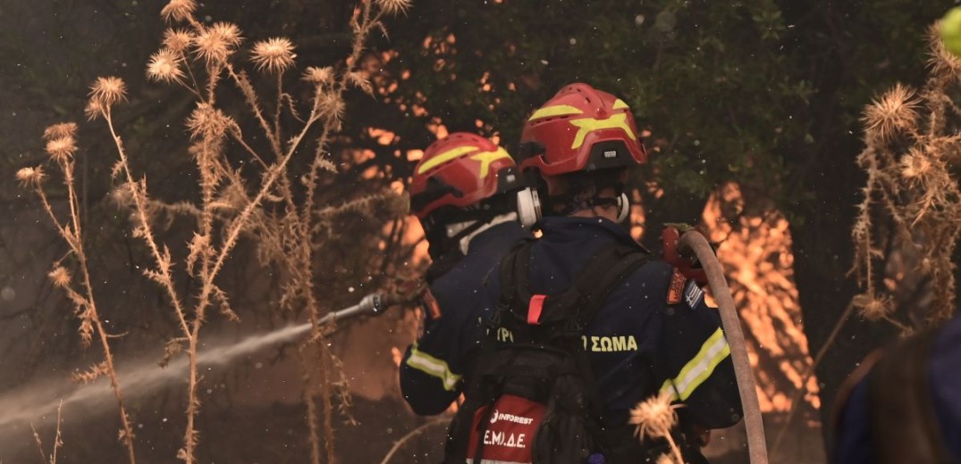 Ξυλόκαστρο: Και δασοκομάντος στη μάχη με την πυρκαγιά - Οι φλόγες που έχουν φτάσει βόρεια των Τρικάλων Κορινθίας