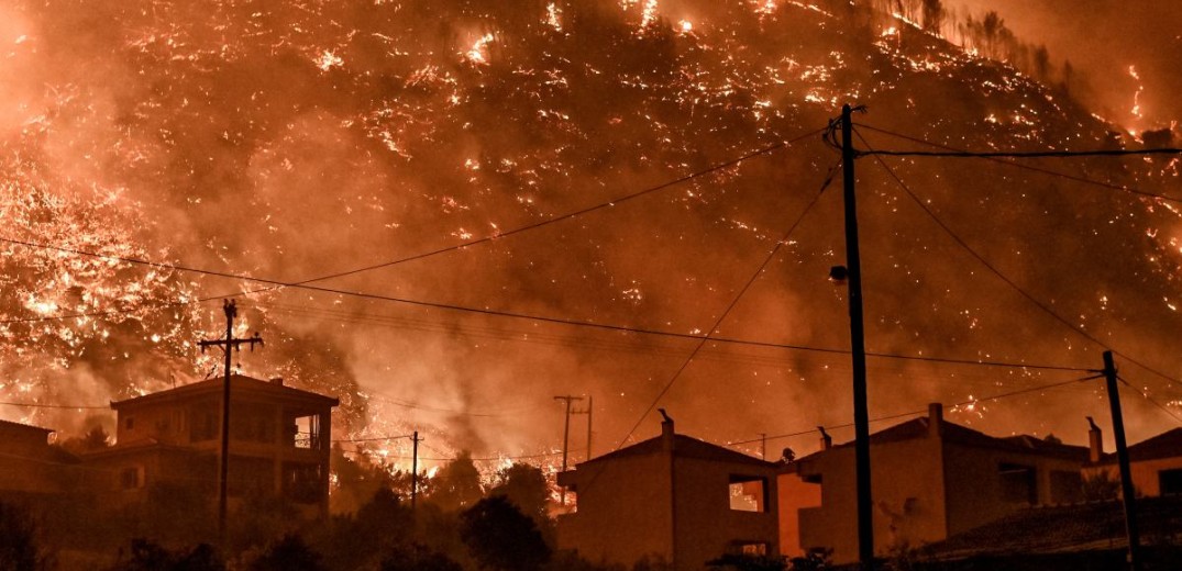 Κορινθία: Μαίνεται η φωτιά στο Ξυλόκαστρο - Νέο μήνυμα 112 για εκκένωση άλλων τεσσάρων οικισμών (βίντεο)