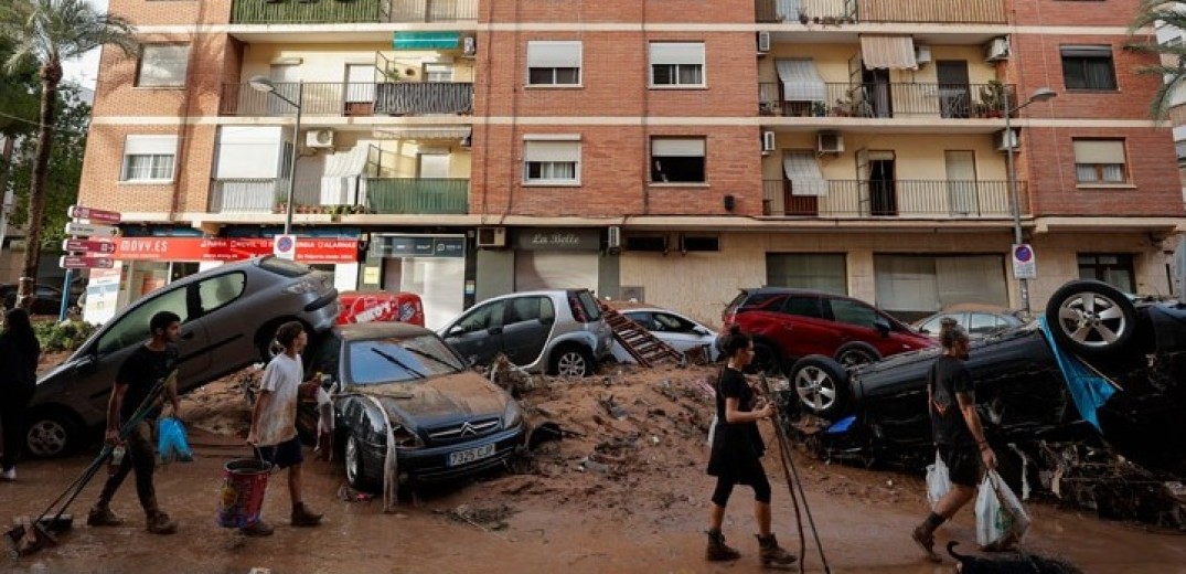 Ισπανία: Χιλιάδες άνθρωποι στις επιχειρήσεις καθαρισμού μετά τις φονικές πλημμύρες