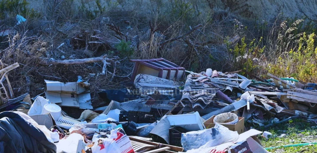 Χαλκιδική: Μπαζότοπος και λύματα στη Νικήτη - Δίπλα βίλες και Airbnb