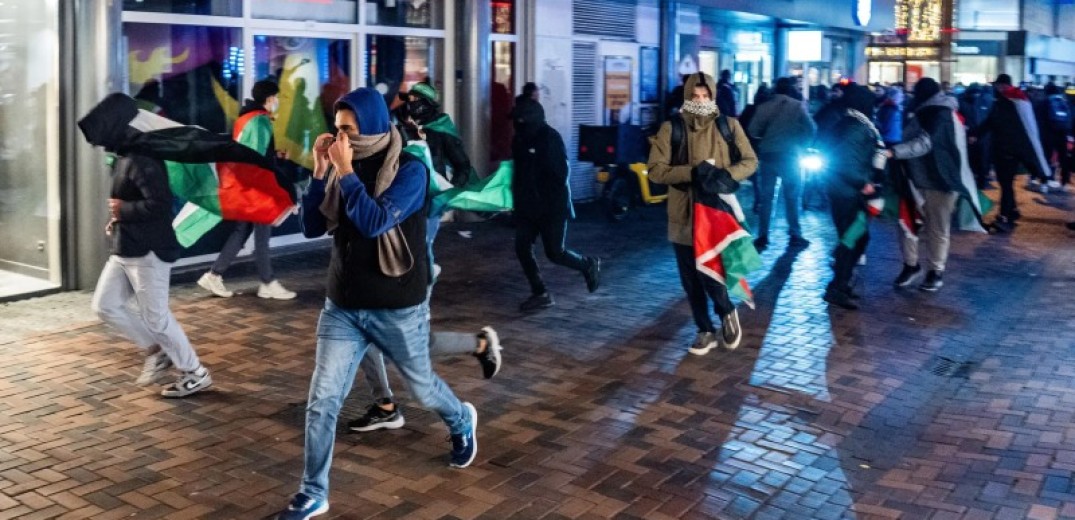 «Δεν είναι σαφές ποια πλευρά άρχισε τα βίαια επεισόδια» στο Άμστερνταμ - Έφτασαν τα ισραηλινά αεροσκάφη για να παραλάβουν τους οπαδούς της Μακάμπι (βίντεο)