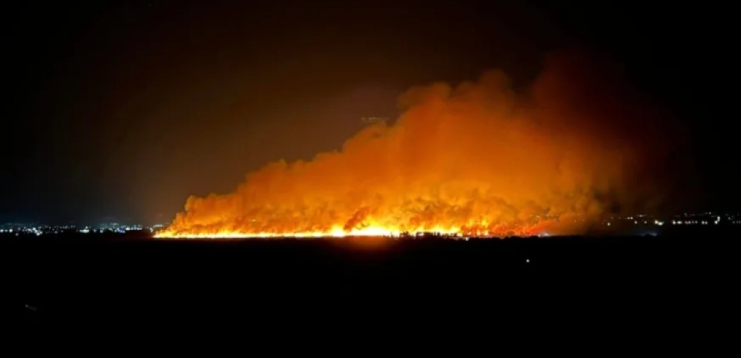 Μαίνεται η φωτιά στην Αχαΐα﻿﻿ για δεύτερη ημέρα: Μάχη να μην φτάσει στο δάσος της Στροφυλιάς﻿ (βίντεο)