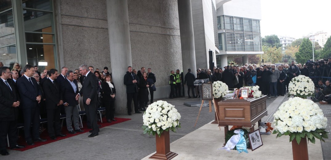 Υπό βροχή και με παρατεταμένο χειροκρότημα η Θεσσαλονίκη αποχαιρέτησε τον Γιάννη Μπουτάρη (βίντεο, φωτ.)