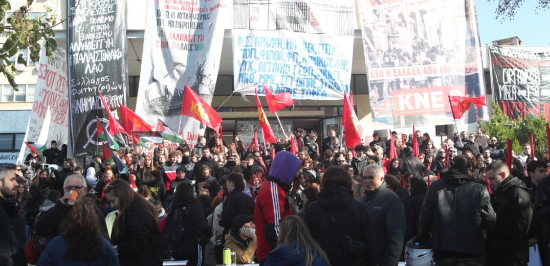 Θεσσαλονίκη: Γέμισε στεφάνια και λουλούδια το Πολυτεχνείο του ΑΠΘ, 51 χρόνια μετά την εξέγερση των φοιτητών (φωτ.)