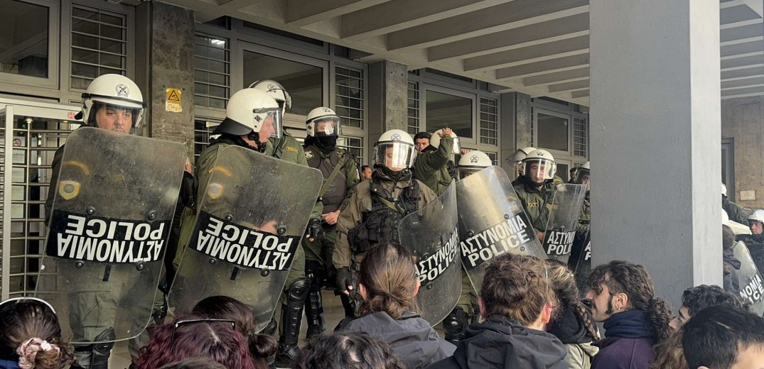 Θεσσαλονίκη: Δίκη των 49 συλληφθέντων της ΣΘΕ - Ένταση διαρκείας έξω από τα δικαστήρια (βίντεο, φωτ.)