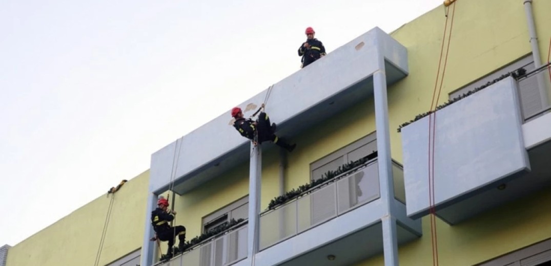 «Ιπτάμενοι πυροσβέστες» μοίρασαν χριστουγεννιάτικα δώρα στα παιδιά της ογκολογικής μονάδας της Ελπίδας (βίντεο, φωτ.)