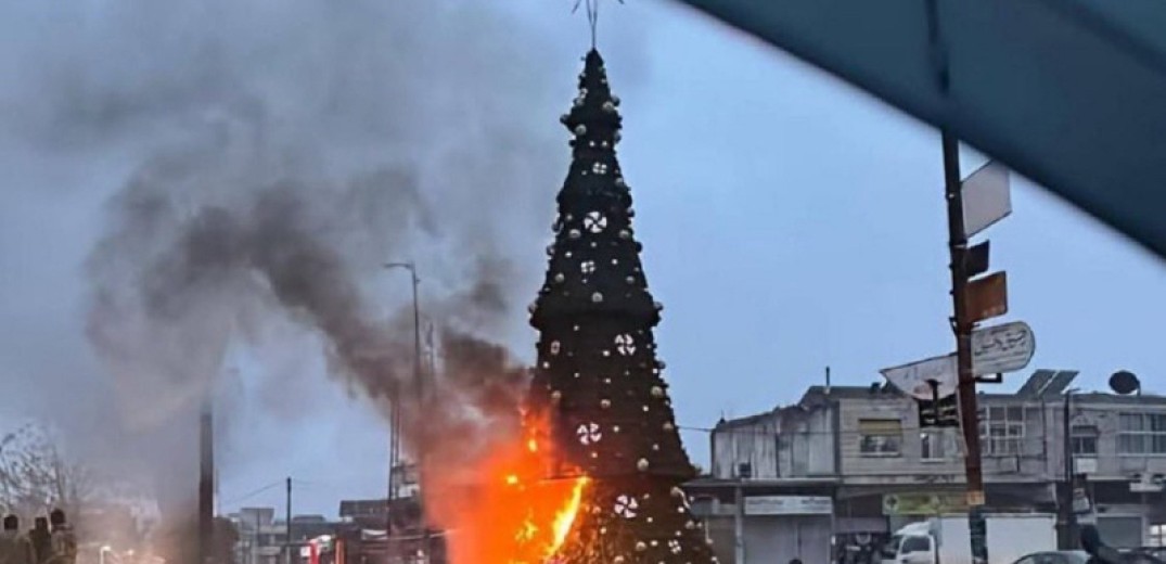 Δαμασκός: Εκατοντάδες χριστιανοί διαδηλώνουν λόγω πυρπόλησης χριστουγεννιάτικου ελάτου (βίντεο, φωτ.)