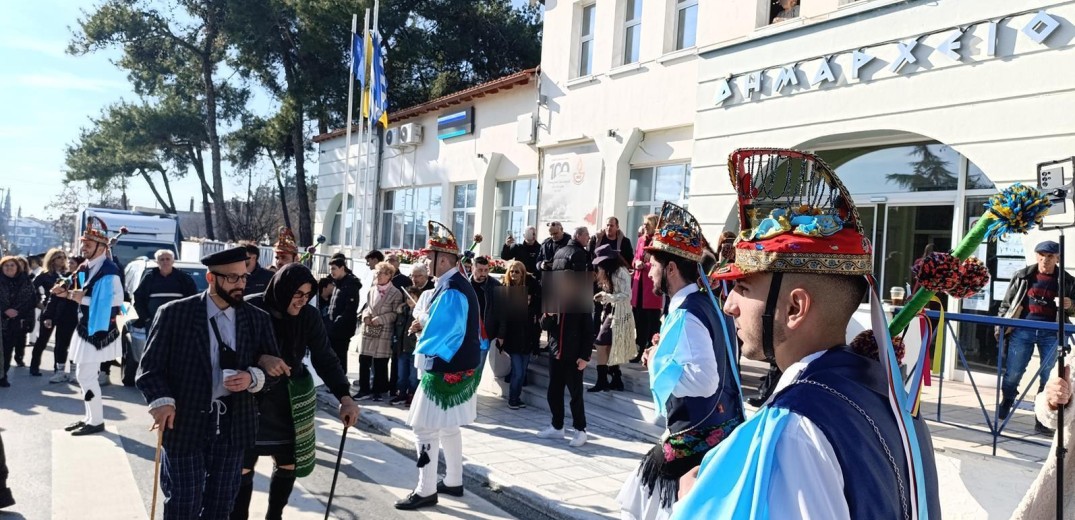 Στο Δημαρχείο Ωραιοκάστρου τα Μωμοέρια Σκήτης Κοζάνης με νταούλια και χορούς (φωτ.)