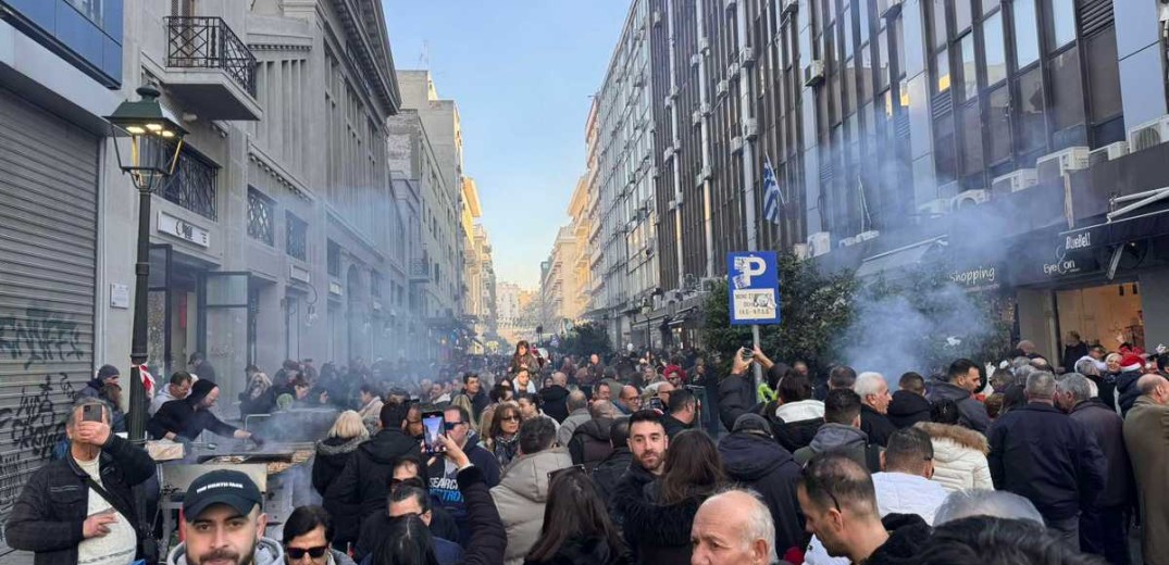 Θεσσαλονίκη: «Βούλιαξε» από κόσμο το κέντρο της πόλης - Ξέφρενο πάρτι σε δρόμους και πλατείες για την υποδοχή του νέου έτους (βίντεο)