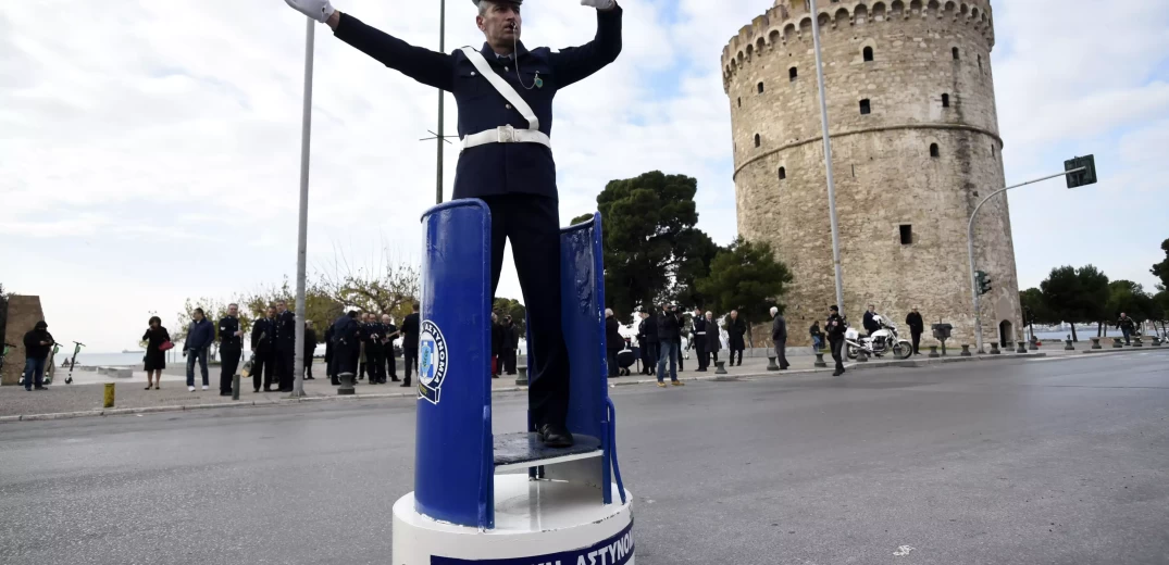 Θεσσαλονίκη: Αποχαιρετώντας το 2024 με τον τροχονόμο στο βαρέλι, στον Λευκό Πύργο