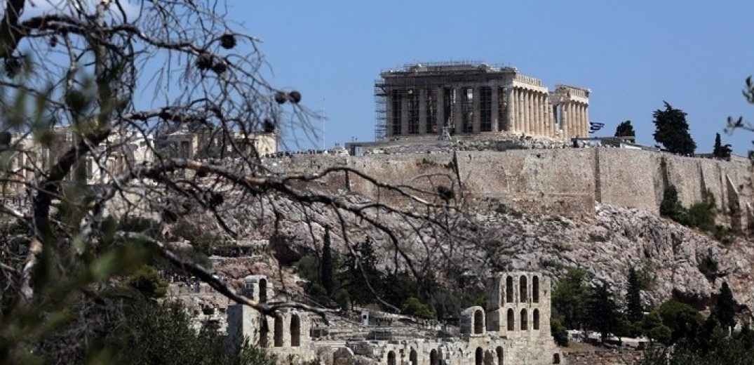 Άνδρας κρέμασε 4 σημαίες στον Παρθενώνα (φωτ.)