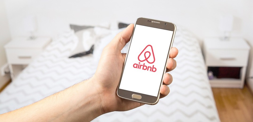 Airbnb: Απαγορεύει τη χρήση καμερών ασφαλείας σε εσωτερικούς χώρους των καταλυμάτων