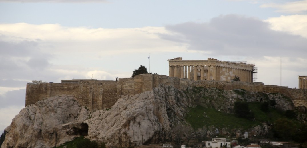 Υπ. Πολιτισμού: Ανακοίνωση για τις εργασίες αντικατάστασης του ιστού του αλεξικέραυνου της Ακρόπολης