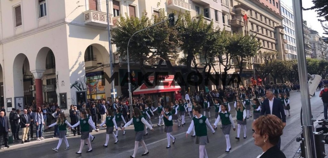 Πλήθος κόσμου στην Τσιμισκή για τη μαθητική παρέλαση (βίντεο & φωτ.)