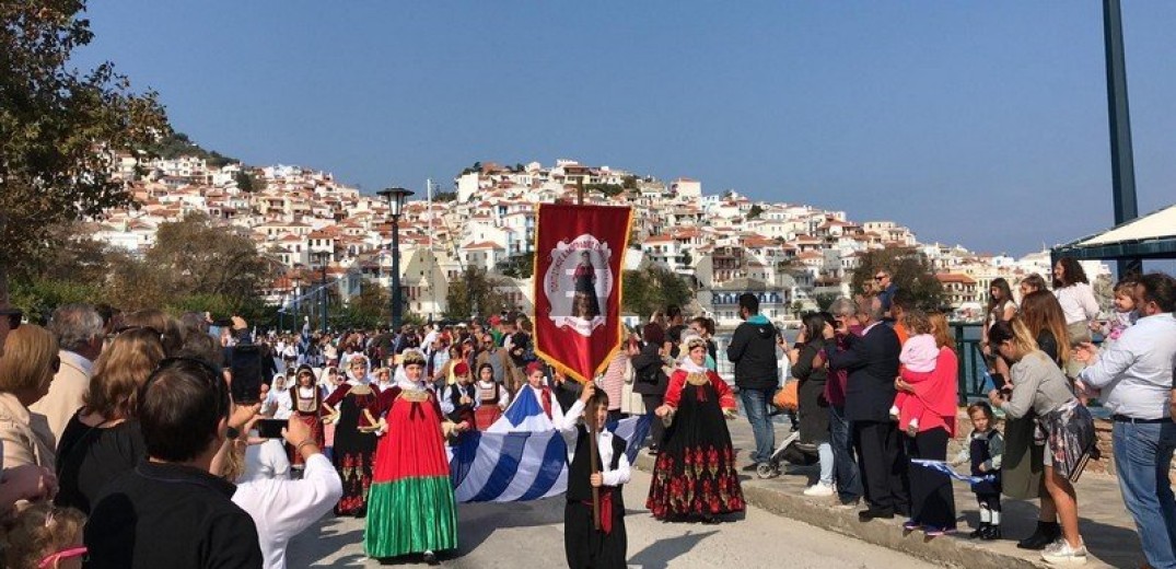 Με λαμπρότητα η παρέλαση για την 28η Οκτωβρίου στην Σκόπελο (Φωτ. - Βίντεο) 