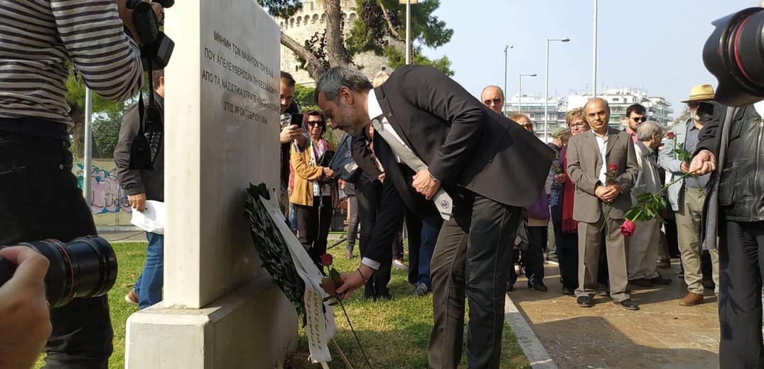 Κόκκινα λουλούδια, στεφάνια και συγκίνηση για την απελευθέρωση της Θεσσαλονίκης (φωτ.)